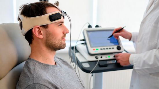 Пациент с датчиком на голове у монитора